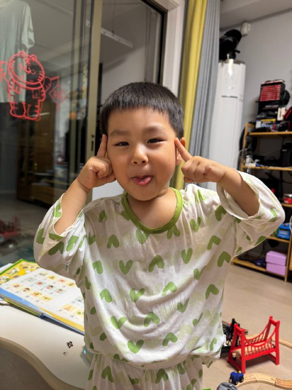 做鬼脸一定要妈妈拍照做鬼脸一定要妈妈拍照