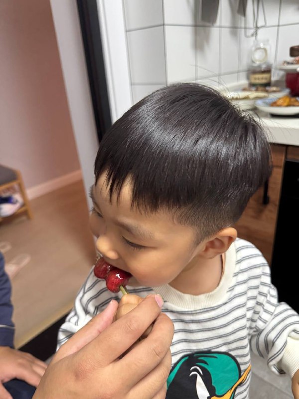 #美食 今天吃糖葫芦了 不过妈妈👩做糖葫芦的时候把大拇指烫出一个水泡