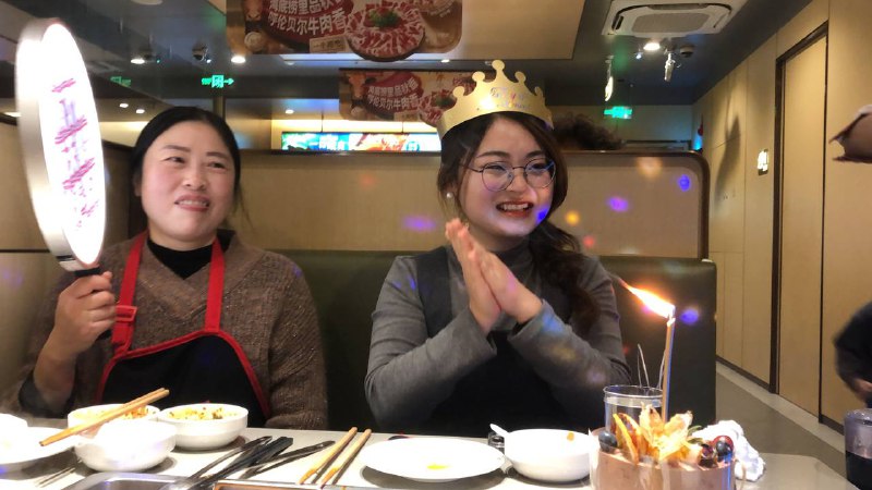 #美食 妈妈过生日 我趁机吃一块大蛋糕 巧克力味的 11.08#美食 妈妈过生日 我趁机吃一块大蛋糕 巧克力味的 11.08