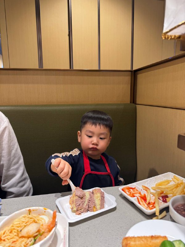 #美食 妈妈过生日 我趁机吃一块大蛋糕 巧克力味的 11.08#美食 妈妈过生日 我趁机吃一块大蛋糕 巧克力味的 11.08
