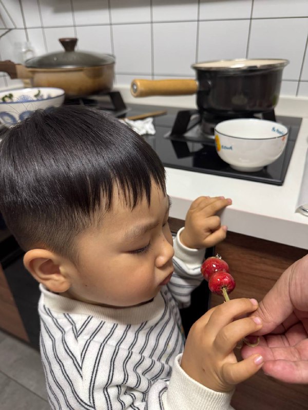 #美食 今天吃糖葫芦了 不过妈妈👩做糖葫芦的时候把大拇指烫出一个水泡